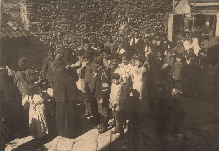 Εμβολιασμός στη μουσουλμανική συνοικία της Σμύρνης (πηγή: Εγκυκλοπαίδεια Μείζονος Ελληνισμού, Μ. Ασία/copyrights Εκδόσεις «Νέα Σύνορα»- Α.Α. Λιβάνη & Σία Ε.Ε.)