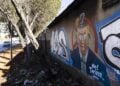 Γκράφιτι στο Γιοχάνεσμπουργκ με θέμα την επιβολή επιπρόσθετων δασμών των ΗΠΑ σε δεκάδες χώρες, ανάμεσά τους και η Νότια Αφρική (φωτ.: EPA/Kim Ludbrook)