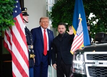 Ο Ντόναλντ Τραμπ υποδέχεται τον Ουκρανό πρόεδρο, πριν από τη συνάντηση με τους Ευρωπαίους ηγέτες (φωτ.: EPA/YURI GRIPAS / POOL)