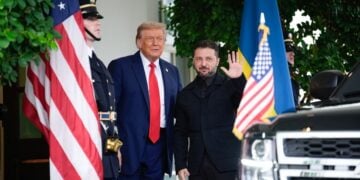 Ο Ντόναλντ Τραμπ υποδέχεται τον Ουκρανό πρόεδρο, πριν από τη συνάντηση με τους Ευρωπαίους ηγέτες (φωτ.: EPA/YURI GRIPAS / POOL)