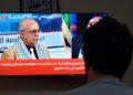 Κάτοικος της Σανάα παρακολουθεί τηλεοπτικό ρεπορτάζ για τον θάνατο του Άχμεντ αλ Ραχάουι από ισραηλινά πυρά (φωτ.: EPA/Yahya Arhab)