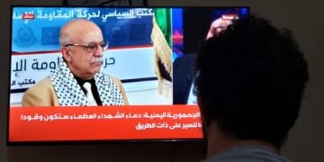 Κάτοικος της Σανάα παρακολουθεί τηλεοπτικό ρεπορτάζ για τον θάνατο του Άχμεντ αλ Ραχάουι από ισραηλινά πυρά (φωτ.: EPA/Yahya Arhab)