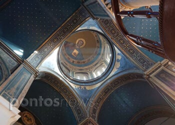 Το εσωτερικό του ναού των Αγίων Θεοδώρων στο Α' Νεκροταφείο Αθηνών (φωτ.: Χριστίνα Κωνσταντάκη)