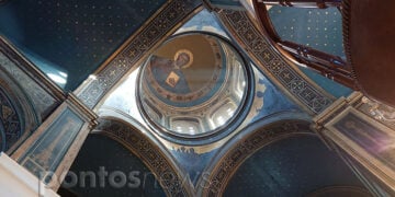 Το εσωτερικό του ναού των Αγίων Θεοδώρων στο Α' Νεκροταφείο Αθηνών (φωτ.: Χριστίνα Κωνσταντάκη)