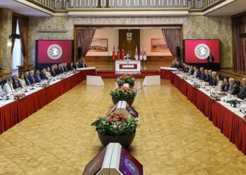 Στιγμιότυπο από την πρώτη συνεδρίαση της διακομματικής κοινοβουλευτικής επιτροπής για το Κουρδικό (φωτ.: ΑΝΚΑ)
