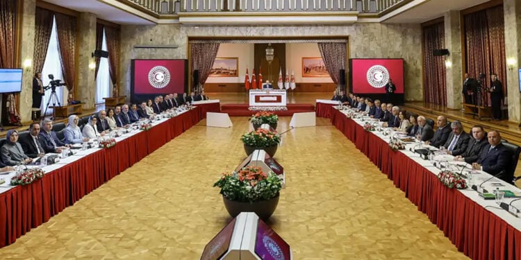 Στιγμιότυπο από την πρώτη συνεδρίαση της διακομματικής κοινοβουλευτικής επιτροπής για το Κουρδικό (φωτ.: ΑΝΚΑ)