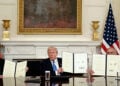 Αλίεφ, Τραμπ και Πασινιάν επιδεικνύουν την υπογεγραμμένη συμφωνία ειρήνευσης (φωτ.: EPA / Nathan Howard)
