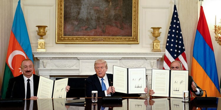 Αλίεφ, Τραμπ και Πασινιάν επιδεικνύουν την υπογεγραμμένη συμφωνία ειρήνευσης (φωτ.: EPA / Nathan Howard)