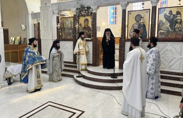 Ο αρχιεπίσκοπος Ιερώνυμος κατά τη θεία λειτουργία για τη γιορτή της Κοιμήσεως της Θεοτόκου στο Ιερό Ησυχαστήριο Μεταμορφώσεως του Σωτήρος - Οσίου Πορφυρίου, στο Μήλεσι Αττικής (φωτ.: Ιερά Αρχιεπισκοπή Αθηνών)
