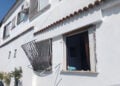 Από την έκρηξη ξεκόλλησαν οι σιδεριές από τα παράθυρα (φωτ.: Facebook / Εθελοντές Διασώστες Βόλβης)