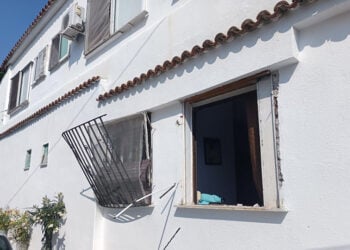 Από την έκρηξη ξεκόλλησαν οι σιδεριές από τα παράθυρα (φωτ.: Facebook / Εθελοντές Διασώστες Βόλβης)
