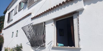 Από την έκρηξη ξεκόλλησαν οι σιδεριές από τα παράθυρα (φωτ.: Facebook / Εθελοντές Διασώστες Βόλβης)