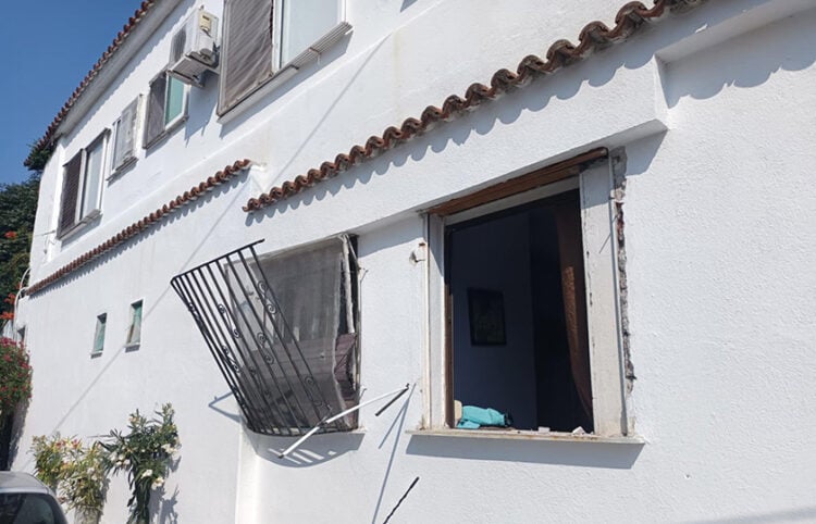 Από την έκρηξη ξεκόλλησαν οι σιδεριές από τα παράθυρα (φωτ.: Facebook / Εθελοντές Διασώστες Βόλβης)