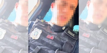 Με την αστυνομική στολή σε ένα από τα βίντεο του (πηγή: TikTok)
