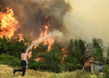 Εθελοντής παλεύει με τις φλόγες στην Αχαΐα (φωτ.: EUROKINISSI)