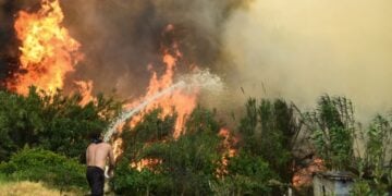 Εθελοντής παλεύει με τις φλόγες στην Αχαΐα (φωτ.: EUROKINISSI)