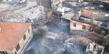 Καμένα σπίτια στην περιοχή των Δαρδανελλίων (φωτ.: Χ/GZT)