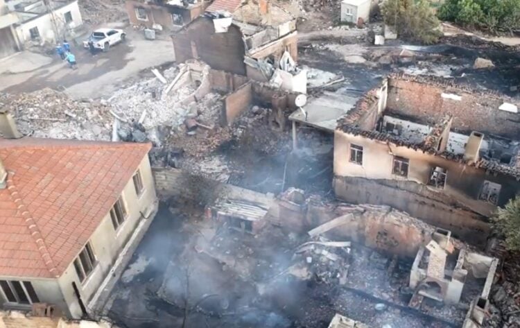Καμένα σπίτια στην περιοχή των Δαρδανελλίων (φωτ.: Χ/GZT)