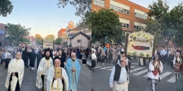 Πλήθος κόσμου ακολούθησε τη λιτανεία της εικόνας στους δρόμους του Μόντρεαλ (φωτ.: facebook/Greek Orthodox Archdiocese of Canada)