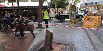 Ό,τι απέμεινε από το δέντρο στην Ερμού (φωτ.: EUROKINISSI / Γιάννης Παναγόπουλος)