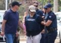 Εικόνα κατά τη μεταγωγή της 32χρονης κατηγορούμενης για τη δολοφονία της τρίχρονης που βρέθηκε στην παραλία Εδέμ του Παλαιού Φαλήρου (φωτ.: Γιάννης Παναγόπουλος/EUROKINISSI)