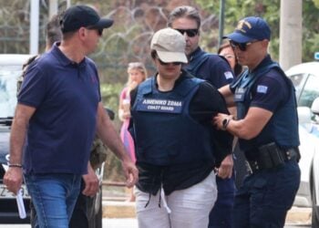 Εικόνα κατά τη μεταγωγή της 32χρονης κατηγορούμενης για τη δολοφονία της τρίχρονης που βρέθηκε στην παραλία Εδέμ του Παλαιού Φαλήρου (φωτ.: Γιάννης Παναγόπουλος/EUROKINISSI)