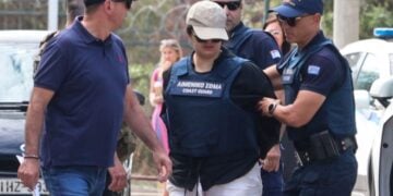 Εικόνα κατά τη μεταγωγή της 32χρονης κατηγορούμενης για τη δολοφονία της τρίχρονης που βρέθηκε στην παραλία Εδέμ του Παλαιού Φαλήρου (φωτ.: Γιάννης Παναγόπουλος/EUROKINISSI)