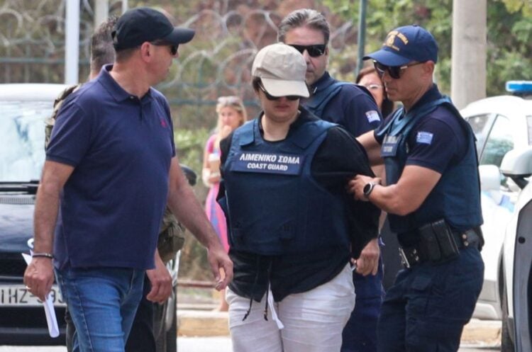 Εικόνα κατά τη μεταγωγή της 32χρονης κατηγορούμενης για τη δολοφονία της τρίχρονης που βρέθηκε στην παραλία Εδέμ του Παλαιού Φαλήρου (φωτ.: Γιάννης Παναγόπουλος/EUROKINISSI)