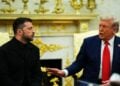 Από αριστερά, ο πρόεδρος της Ουκρανίας Βολοντίμιρ Ζελένσκι με τον Αμερικανό πρόεδρο Ντόναλντ Τραμπ κατά τη  χθεσινή συνάντησή τους στο Λευκό Οίκο (φωτ.: EPA/Aaron Schwartz/POOL)