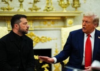 Από αριστερά, ο πρόεδρος της Ουκρανίας Βολοντίμιρ Ζελένσκι με τον Αμερικανό πρόεδρο Ντόναλντ Τραμπ κατά τη  χθεσινή συνάντησή τους στο Λευκό Οίκο (φωτ.: EPA/Aaron Schwartz/POOL)