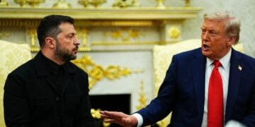Από αριστερά, ο πρόεδρος της Ουκρανίας Βολοντίμιρ Ζελένσκι με τον Αμερικανό πρόεδρο Ντόναλντ Τραμπ κατά τη  χθεσινή συνάντησή τους στο Λευκό Οίκο (φωτ.: EPA/Aaron Schwartz/POOL)