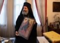 Ο αρχιεπίσκοπος Αυστραλίας Μακάριος κρατά την εικόνα του Αγίου Ανδρέα (φωτ.: Αρχιεπισκοπή Αυστραλίας/Μάρκελλος Πετρόπουλος)