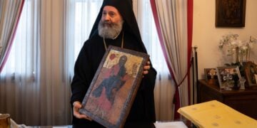Ο αρχιεπίσκοπος Αυστραλίας Μακάριος κρατά την εικόνα του Αγίου Ανδρέα (φωτ.: Αρχιεπισκοπή Αυστραλίας/Μάρκελλος Πετρόπουλος)