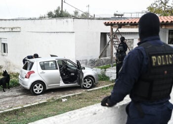Αστυνομικοί της ΕΚΑΜ κατά τη διάρκεια επιχείρησης (φωτ.: αρχείο EUROKINISSI / Μιχάλης Καραγιάννης)