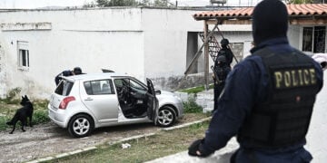 Αστυνομικοί της ΕΚΑΜ κατά τη διάρκεια επιχείρησης (φωτ.: αρχείο EUROKINISSI / Μιχάλης Καραγιάννης)