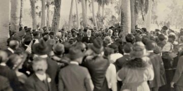 Ομογενείς υποδέχονται τον Ελευθέριο Βενιζέλο στις ΗΠΑ το 1922 (φωτ.: Εθνικό Ίδρυμα Ερευνών και Μελετών «Ελευθέριος Κ. Βενιζέλος»)