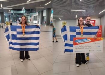 Η Ελένη Καρακασίδου με το χρυσό μετάλλιο και το πιστοποιητικό της (φωτ.: facebook/Αράπογλου Χρύσα - Καλαμαριά Μητέρα Πόλη)