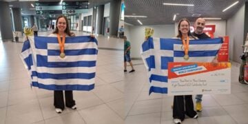Η Ελένη Καρακασίδου με το χρυσό μετάλλιο και το πιστοποιητικό της (φωτ.: facebook/Αράπογλου Χρύσα - Καλαμαριά Μητέρα Πόλη)