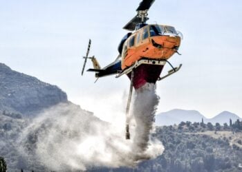 Ελικόπτερο κάνει ρίψεις νερού (φωτ. αρχείου: EUROKINISSI/Βασίλης Ψωμάς)