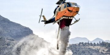 Ελικόπτερο κάνει ρίψεις νερού (φωτ. αρχείου: EUROKINISSI/Βασίλης Ψωμάς)