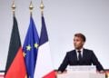 Ο Γάλλος πρόεδρος Εμανουέλ Μακρόν στη διάρκεια συνέντευξης Τύπου με τον Γερμανό καγκελάριο Φρίντριχ Μερτς (φωτ.: EPA/Manon Cruz/POOL)