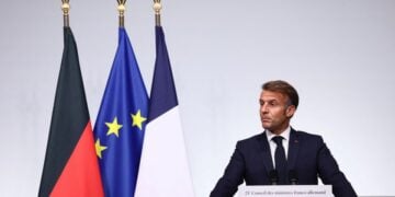 Ο Γάλλος πρόεδρος Εμανουέλ Μακρόν στη διάρκεια συνέντευξης Τύπου με τον Γερμανό καγκελάριο Φρίντριχ Μερτς (φωτ.: EPA/Manon Cruz/POOL)