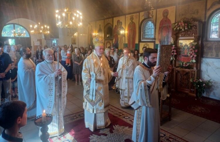 Ο μητροπολίτης Βελγίου και Εξαρχίας Κάτω Χωρών και Λουξεμβούργου Αθηναγόρας προΐσταται της θείας λειτουργίας στην πανηγυρίζουσα ενορία Κοιμήσεως της Θεοτόκου στο Χαουτάλεν (φωτ.: Μητρόπολη Βελγίου)