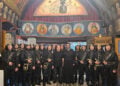 Ο παπα-Ανδρέας Κεφαλογιάννης με μέλη της Ένωσης Ποντίων Σουρμένων (φωτ.: Facebook / Ένωση Ποντίων Σουρμένων)
