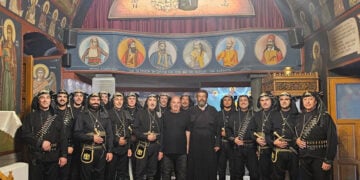 Ο παπα-Ανδρέας Κεφαλογιάννης με μέλη της Ένωσης Ποντίων Σουρμένων (φωτ.: Facebook / Ένωση Ποντίων Σουρμένων)