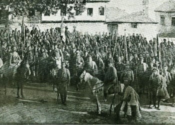 Ο Βασίλ Τσακαλάρωφ και άλλοι επαναστάτες της Καστοριάς στην κατειλημμένη Κλεισούρα (πηγή: Wikipedia)