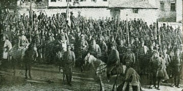 Ο Βασίλ Τσακαλάρωφ και άλλοι επαναστάτες της Καστοριάς στην κατειλημμένη Κλεισούρα (πηγή: Wikipedia)