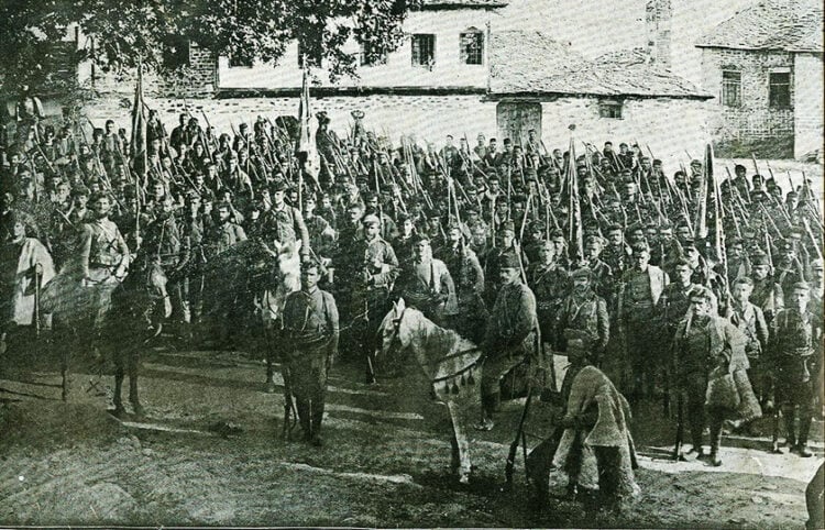 Ο Βασίλ Τσακαλάρωφ και άλλοι επαναστάτες της Καστοριάς στην κατειλημμένη Κλεισούρα (πηγή: Wikipedia)