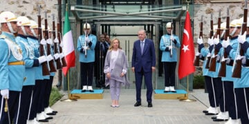 Ο Ερντογάν υποδέχεται τη Μελόνι πριν από τη Σύνοδο Κορυφής Συνεργασίας Τουρκίας-Ιταλίας-Λιβύης, 1η Αυγούστου 2025 (φωτ.: Προεδρία της Δημοκρατίας της Τουρκίας)