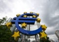 Το γλυπτό με το σήμα του ευρώ έξω από τα πρώην κεντρικά της ΕΚΤ στη Φρανκφούρτη (φωτ.: EPA / Florian Wiegand)